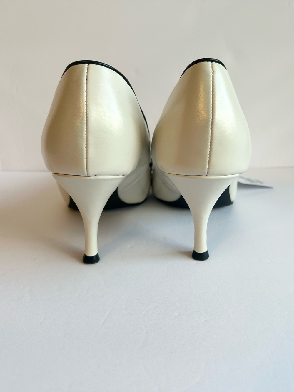 Liz Claiborne Cream Pointed-Toe Pumps with Black Trim and Bow - Picture 5 of 7